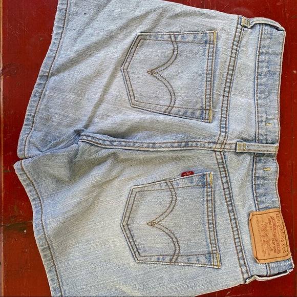 Classic Levi’s Denim Shorts - Picture 2 of 6